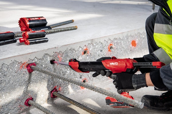 Injection de résine de scellement pour la pose de fers à béton avec le pistolet électrique HDE 500-A22