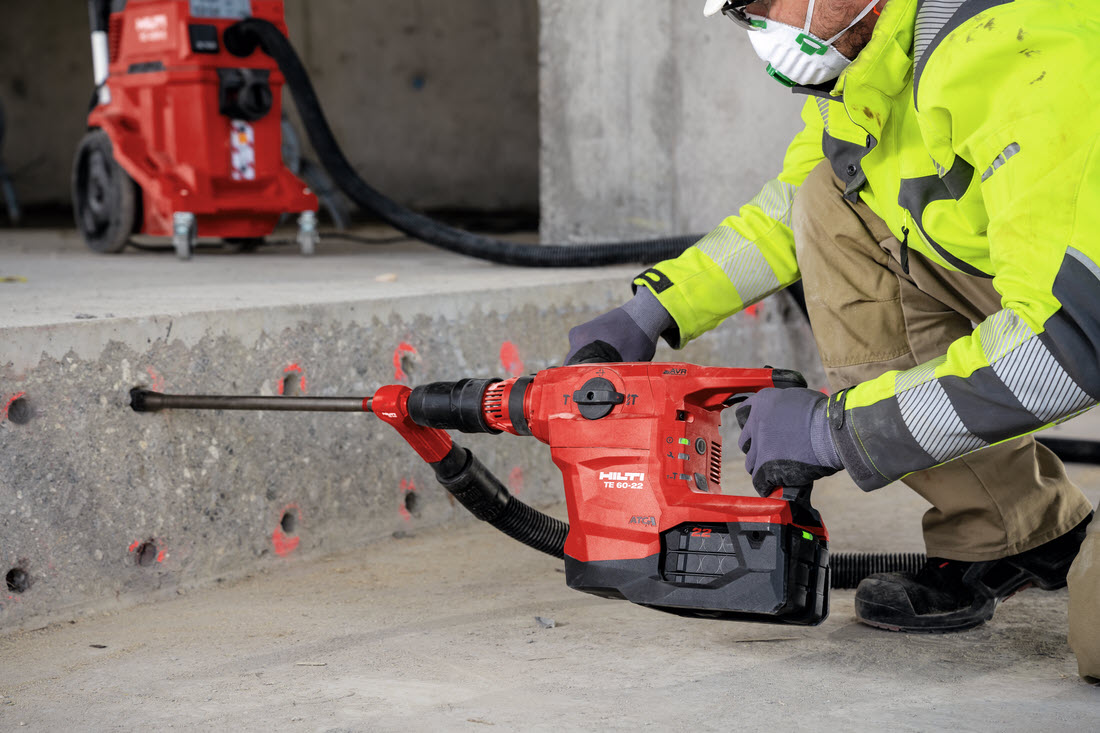 Fixation de platine au sol à l'aide d'une boulonneuse Nuron Hilti 