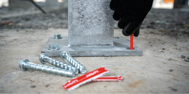 injection de résine HUS4-MAX dans un trou de platine dans le béton