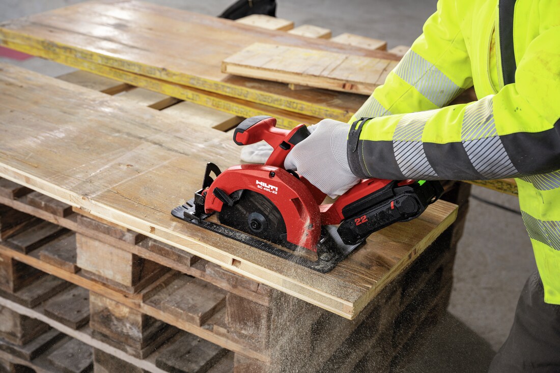 Un client Hilti utilise une scie circulaire nuron pour découper du bois 