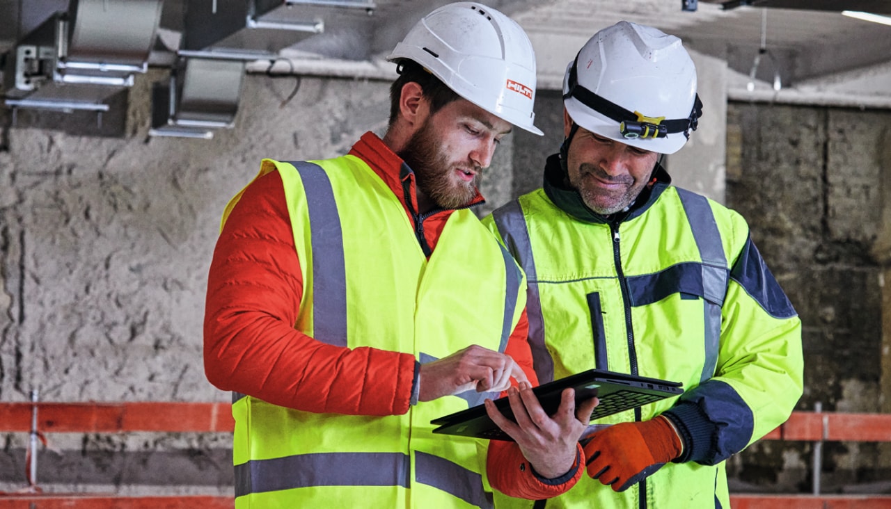 Un conseiller de vente Hilti explique l'application Hilti Channel Calculator à un client