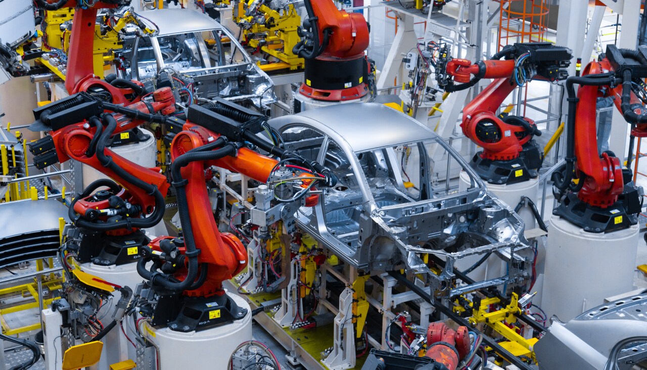 Vue d'une usine avec des machines industrielles