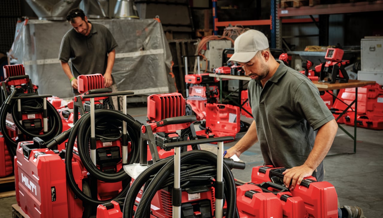 Un collaborateur fait le point de la commande Fleet Hilti