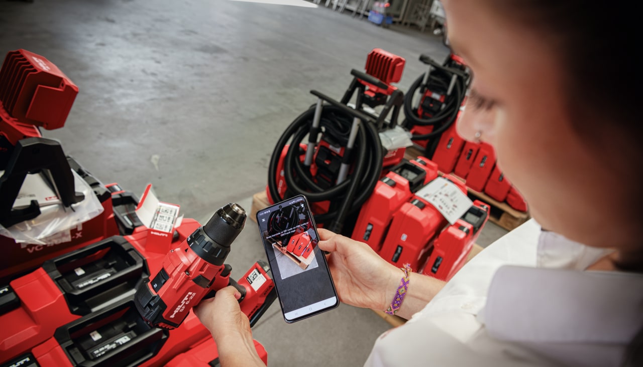 Scan d'une étiquette ON!Track collée sur une visseuse Hilti