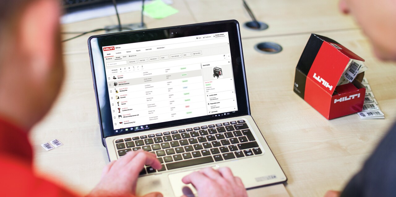 Deux personnes consultent ON!Track sur un ordinateur portable