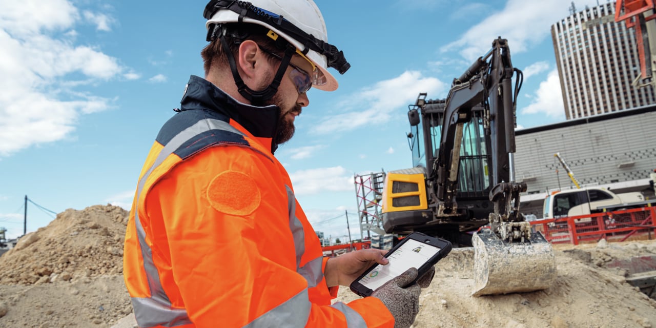 Un homme sur un chantier de construction