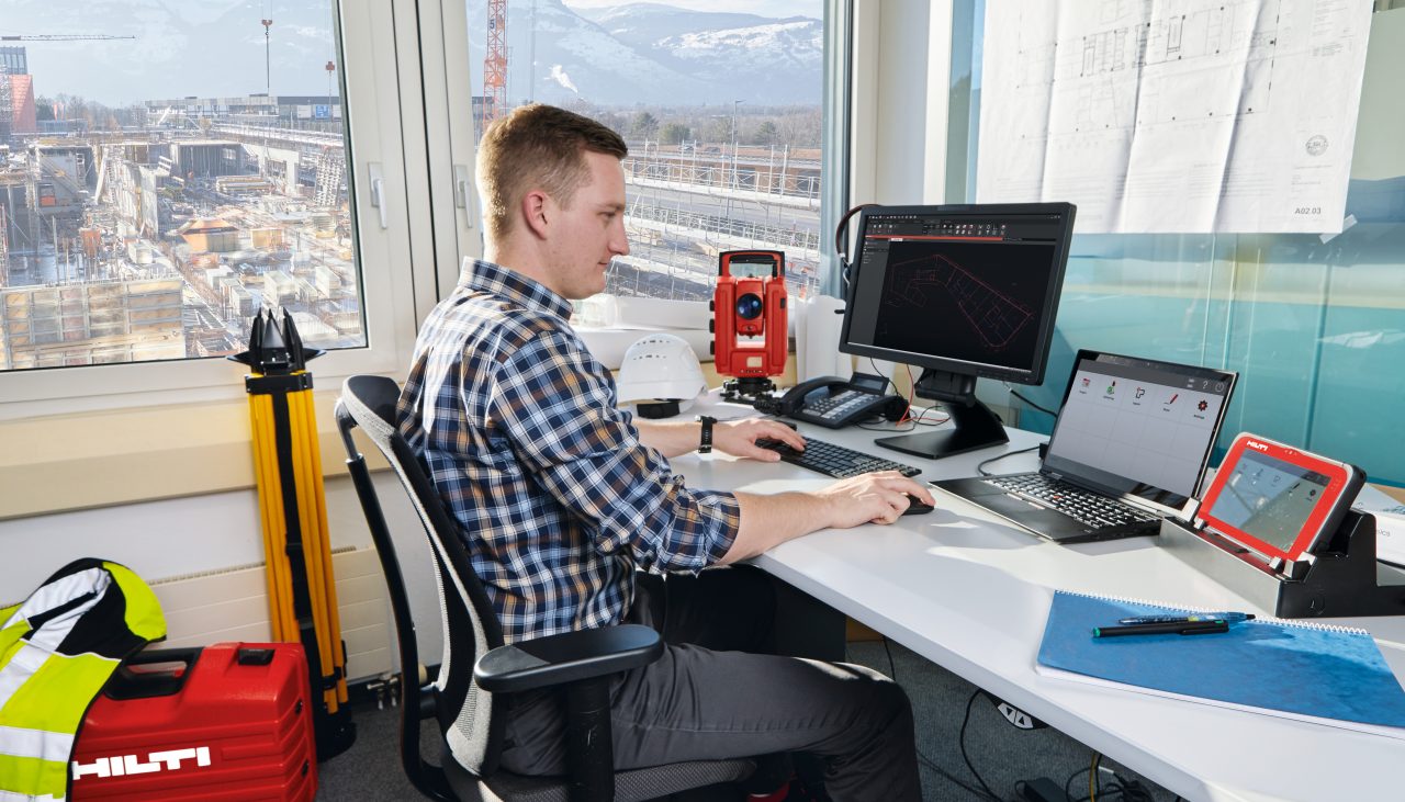 Ingénieur utilisant les solutions et les logiciels d'implantation Hilti