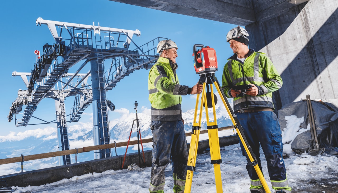 Deux ouvriers Hilti implémentant un point de contrôle