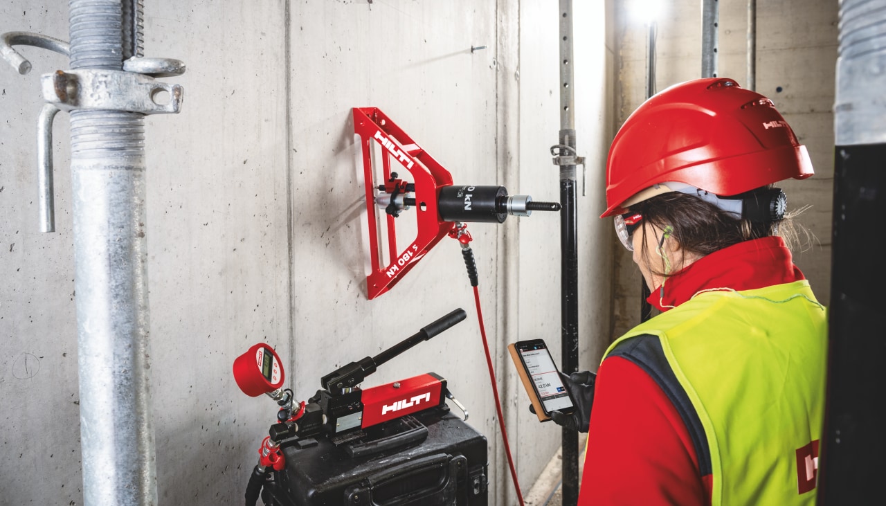 Un technicien Hilti vérifie les chevilles avec la technologie TraceFest