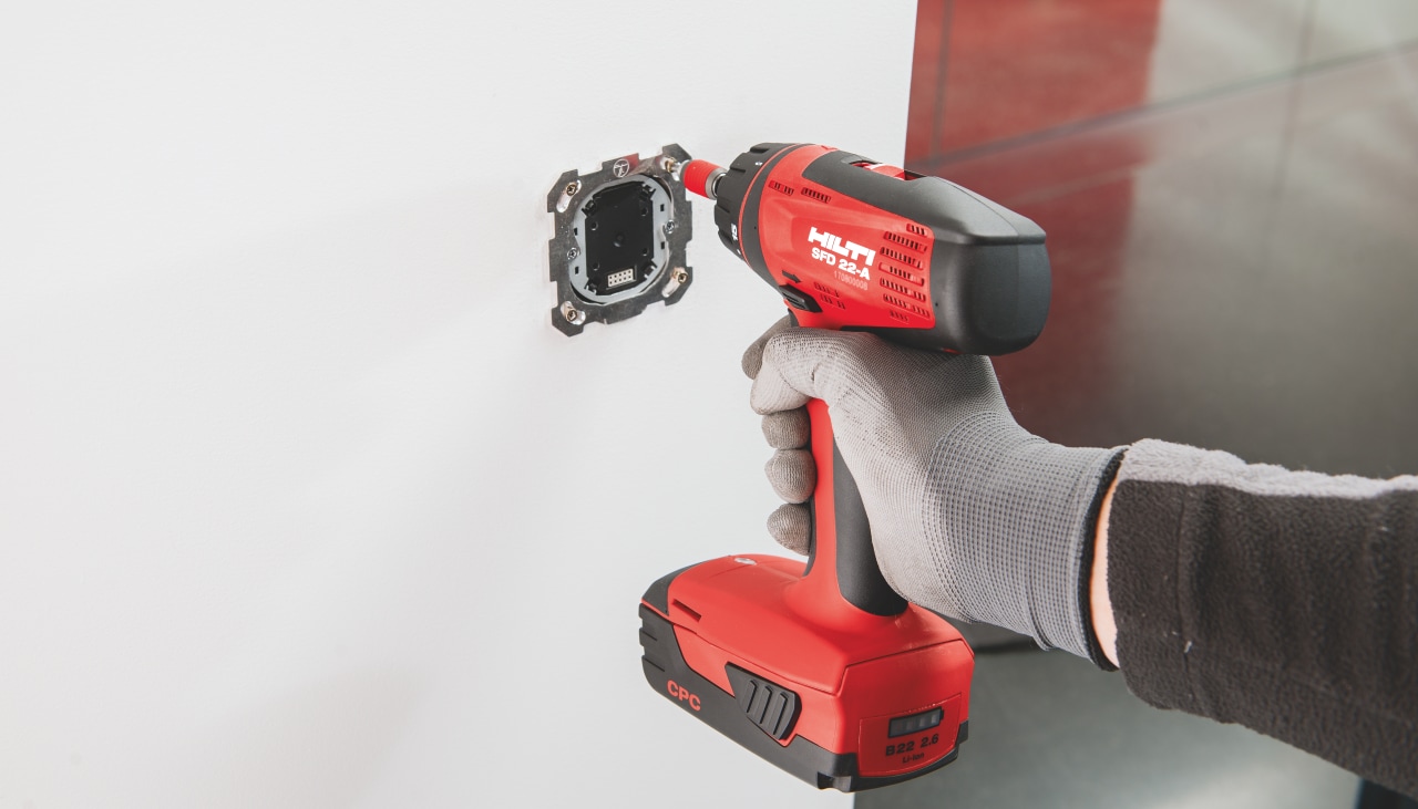 Pose de prise électrique avec la visseuse SFD 22-A Hilti