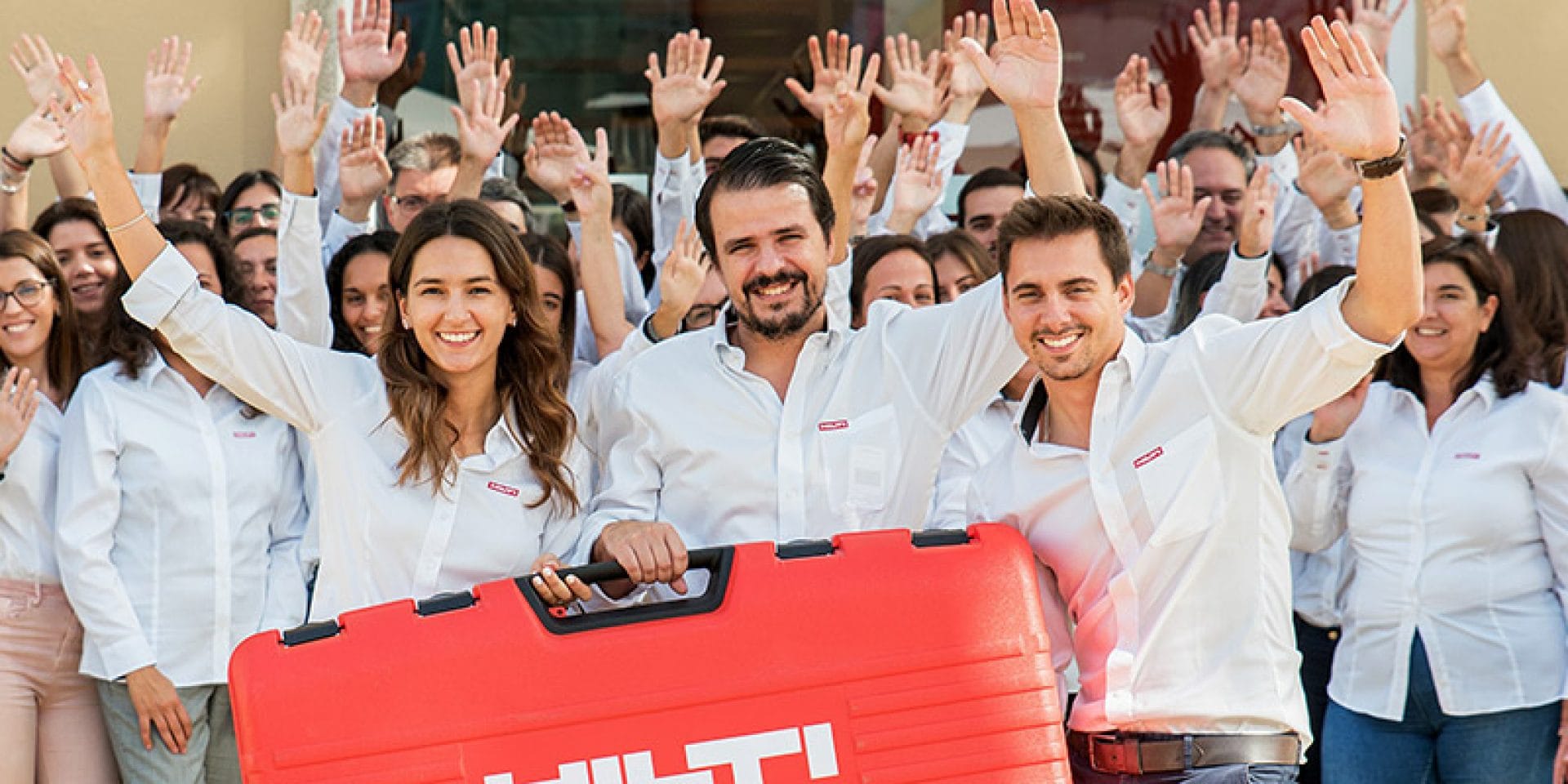 Photo de groupe d'employés Hilti en chemises blanches