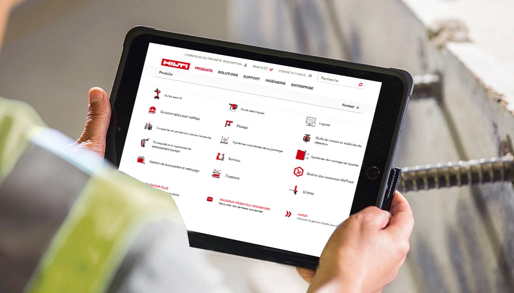 Client Hilti sur un chantier consulte catalogue HOL