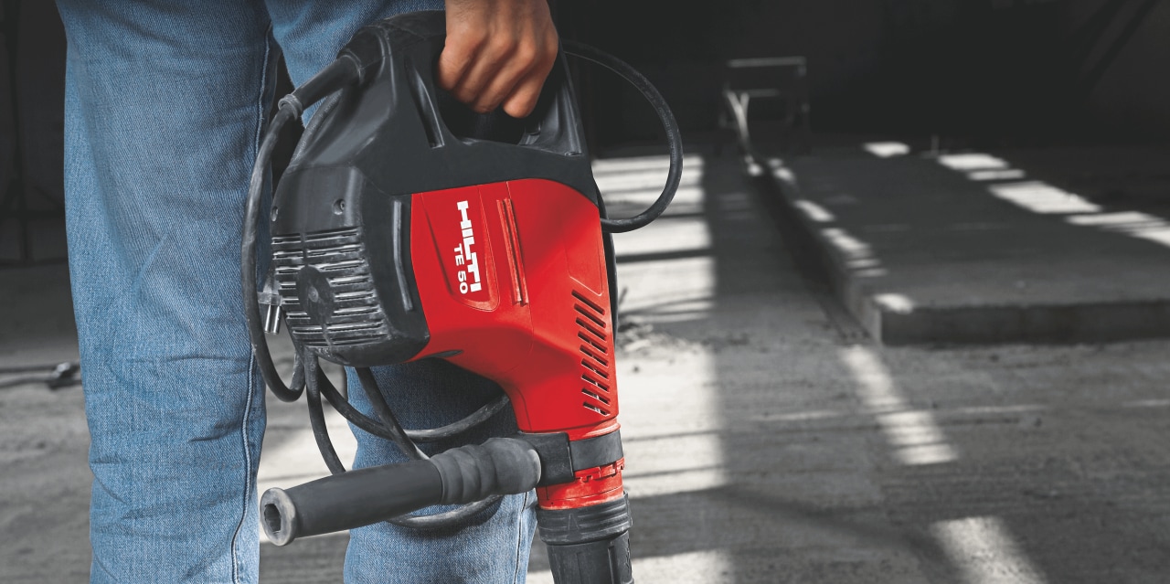 Un client Hilti utilise le mixeur sur un chantier 