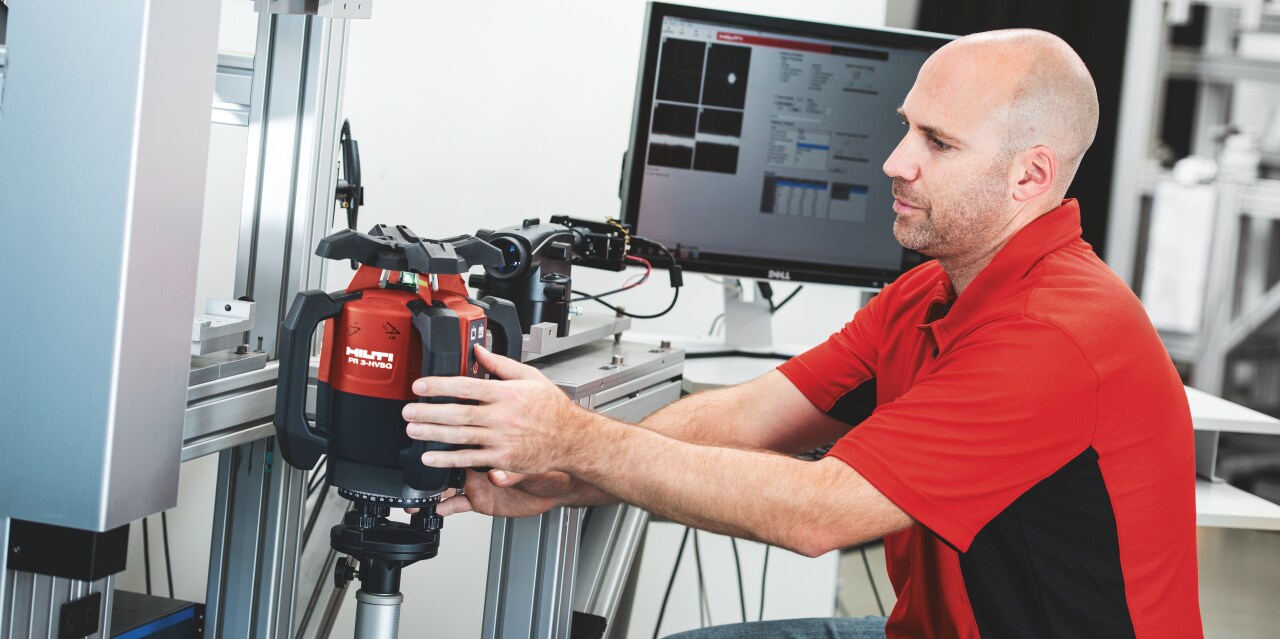 Un technicien Hilti vérifie le calibrage du laser portatif