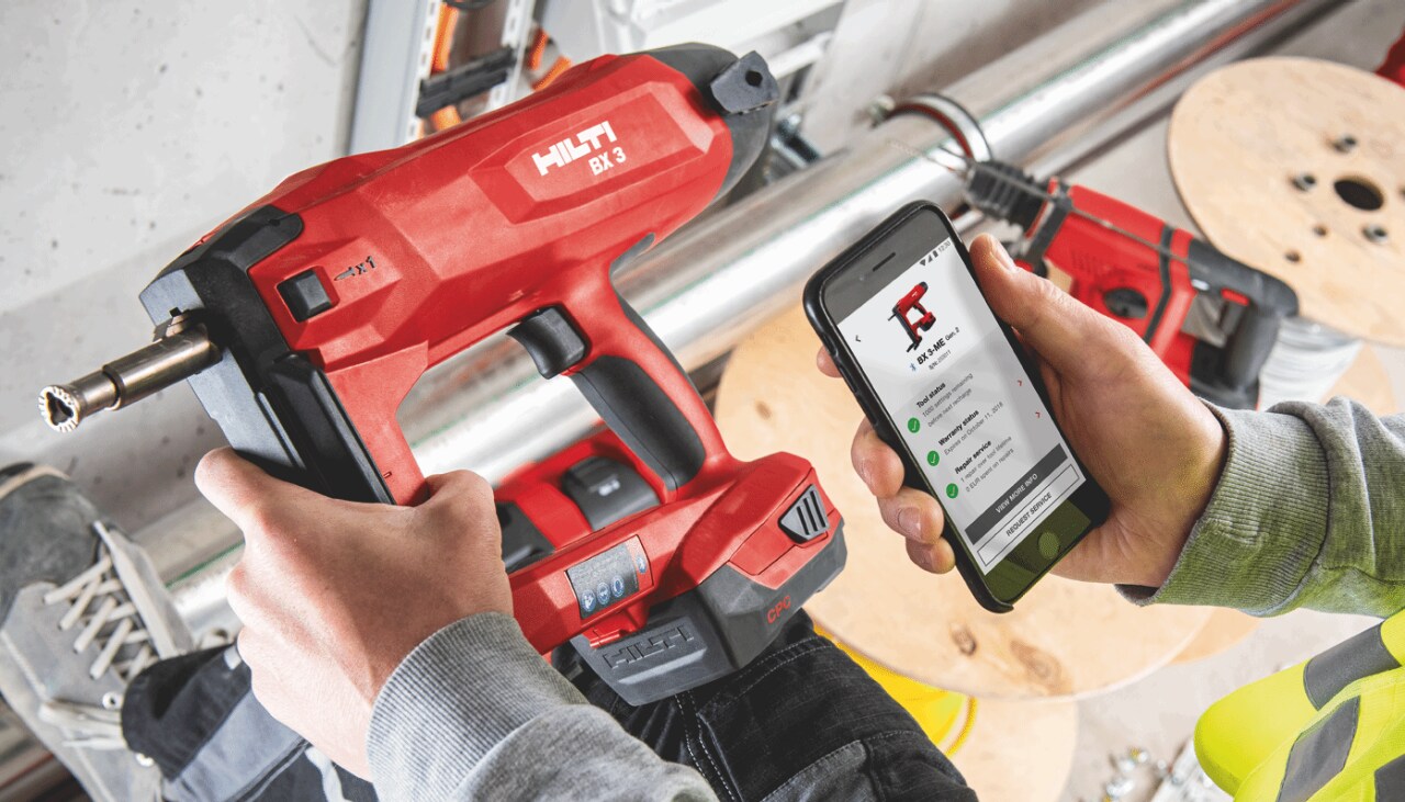 Un client Hilti scanne son outil BX 3 avec son smartphone