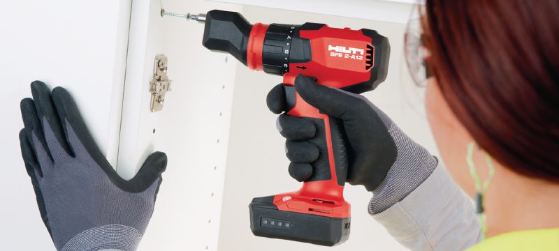 Visseuse-perceuse à têtes multiples SFE 2-A12 Visseuse-perceuse sans fil 12 V compacte à têtes multiples (excentré, angle droit, autoserrant de 13 mm sans clé et porte-embout hexagonal) pour les travaux d'installation dans les espaces exigus et dans les coins Applications 1