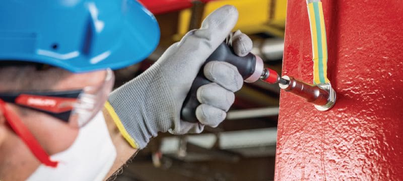 Goujon à visser S-BT-ER HC Vis filetée dans le goujon (acier inoxydable, filetage métrique) pour les connexions électriques sur l’acier dans des environnements très corrosifs, section maximale recommandée du câble connecté 120 mm² Applications 1