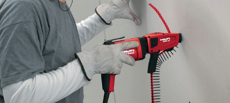 Vis pointues pour panneaux durs S-DS 14 B M Vis en bande pour plaques de plâtre fibrées (revêtement phosphate) compatible avec le chargeur de vis SMD 57 – pour la fixation de plaques de plâtre fibrées sur du bois ou du métal Applications 1