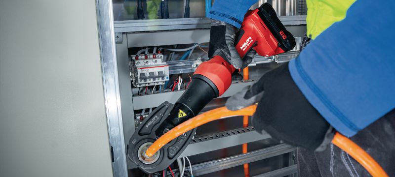 Pince sans fil NUN 54-22 pour sertir et couper les câbles avec une pression de 6 tonnes Sertisseuse / coupe-câble sans fil pour sertir et couper les câbles avec une pression de 6 tonnes et des mâchoires interchangeables (plateforme de batteries Nuron) Applications 1