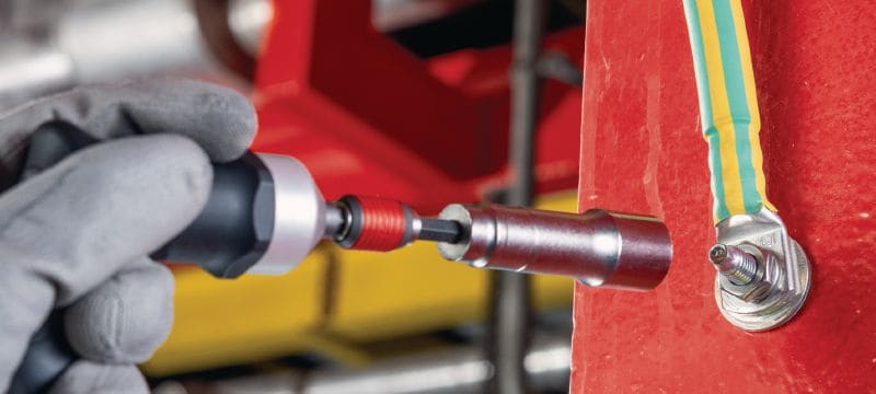 Goujon à visser S-BT-ER HC Vis filetée dans le goujon (acier inoxydable, filetage métrique) pour les connexions électriques sur l’acier dans des environnements très corrosifs, section maximale recommandée du câble connecté 120 mm² Applications 1